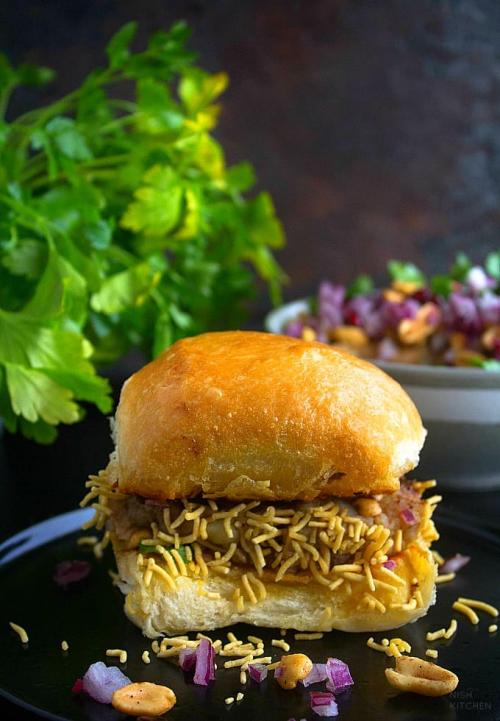 Dabeli | Spiced Mashed Potato Burger | Indian Street Food| Video